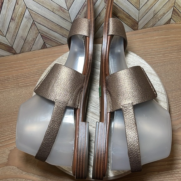 NATURLIZER Leather Fairfax Slingback Sandals Gold & Brown Travel Vacation Comfy - Picture 4 of 9